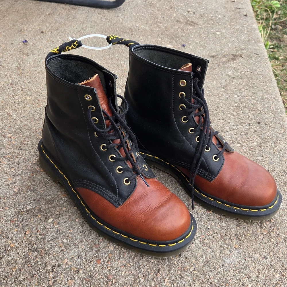 Dr. Martens Two-Tone Black and Brown Leather Combat Boots size 9 Mens - Picture 1 of 5